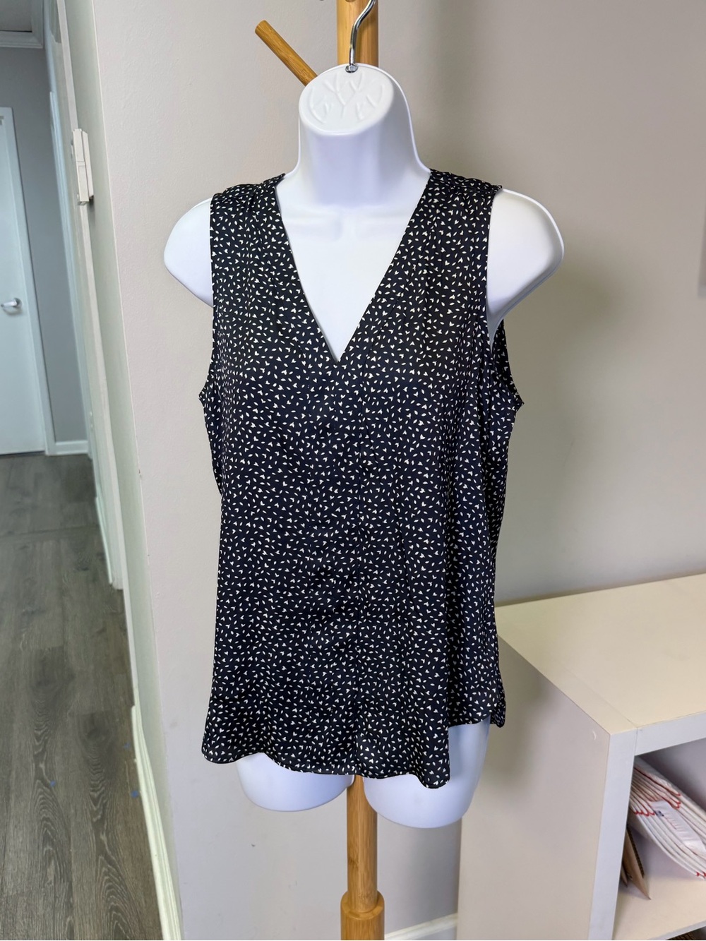 Banana Republic Navy and white Sleeveless V-Neck Printed Top Sz S